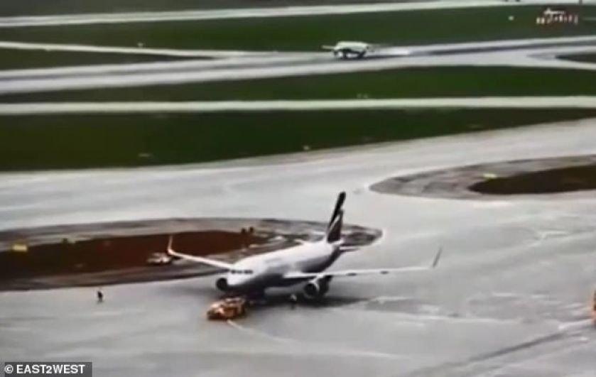 τρομακτικό νέο βίντεο - δείχνει ότι το αεροσκάφος Aeroflot αναπηδάει κατά μήκος του διαδρόμου...