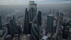 Το Ηνωμένο Βασίλειο χάνει τον χρηματιστηριακό θρόνο